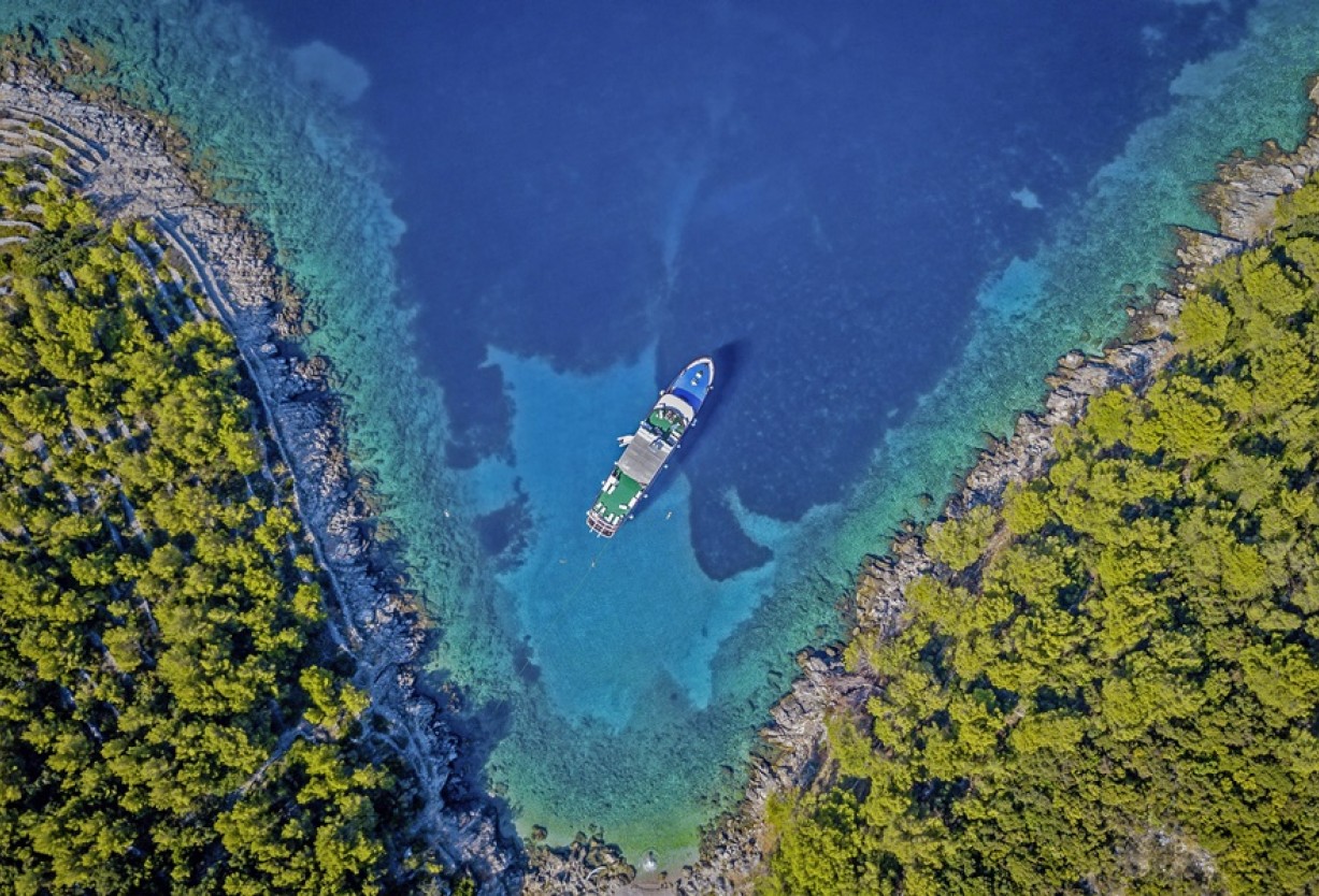 Schiffe-Motorsegler-Yachten